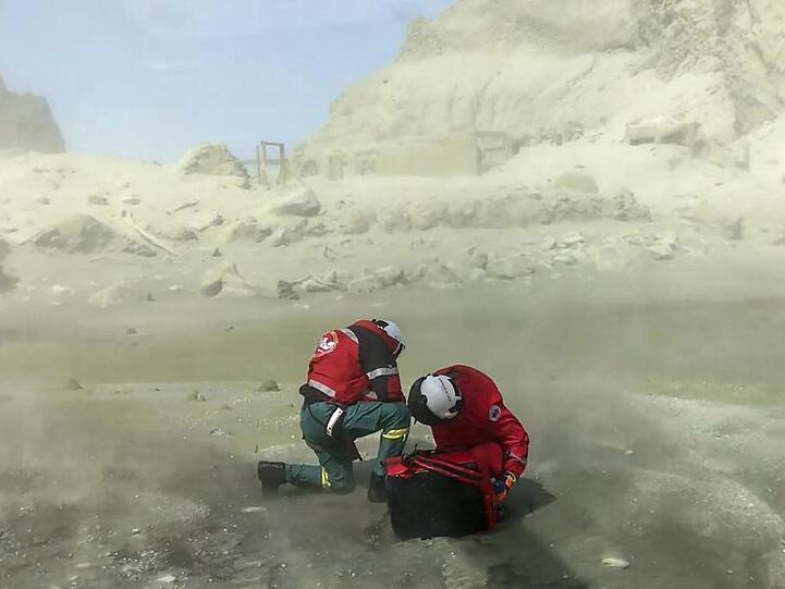 Rettungskräfte auf der Vulkaninsel White Island. Aus der Touristeninsel ist nach dem Ausbruch von Neuseelands gefährlichstem Vulkan eine Todeszone geworden.