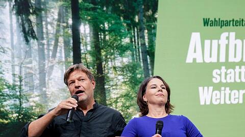 Die Grünen-Vorsitzenden Robert Habeck und Annalena Baerbock werben für ihre Partei.