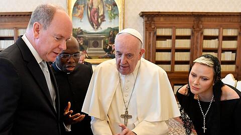 Fürst Albert II. von Monaco (l.), Papst Franziskus und Charlène von Monaco während eines Besuchs im Vatikan.