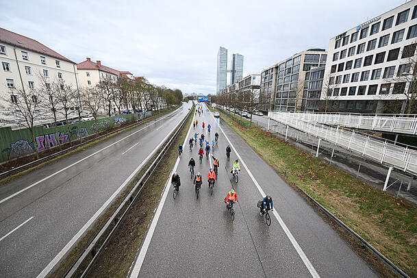 Demonstrationsteilnehmerinnen fahren auf der in beide Richtungen gesperrten Autobahn A9 mit dem Rad. Demonstrationsteilnehmerinnen fahren auf der in beide Richtungen gesperrten Autobahn A9 mit dem Rad.