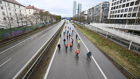 Demo-Teilnehmer fahren mit ihrem Rad mitten auf der A9. Der Bayerische Verwaltungsgerichtshof hatte die Abseil- und Rad-Demo auf und über der A9 nahe dem Mittleren Ring in einem Eilverfahren zugelassen.