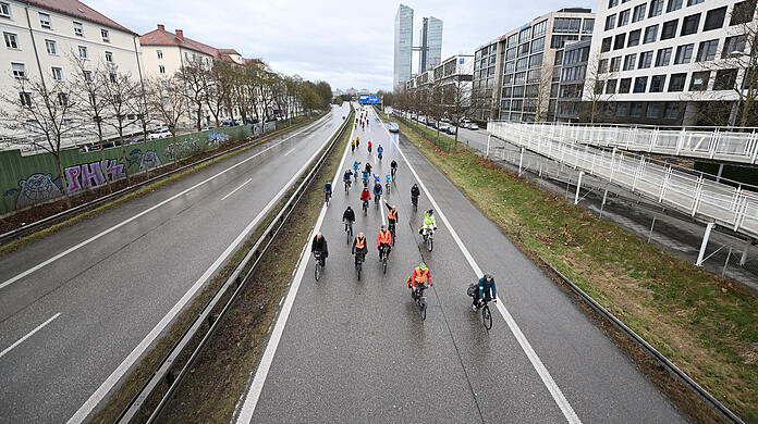 Demo-Teilnehmer fahren mit ihrem Rad mitten auf der A9. Der Bayerische Verwaltungsgerichtshof hatte die Abseil- und Rad-Demo auf und über der A9 nahe dem Mittleren Ring in einem Eilverfahren zugelassen.