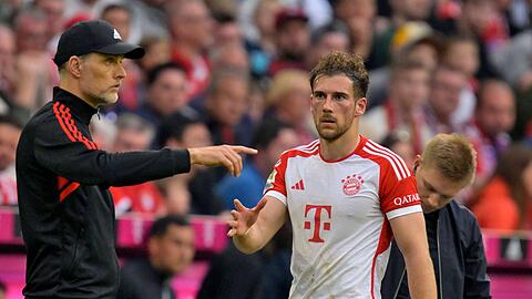 Bayern-Coach Thomas Tuchel gibt Leon Goretzka Anweisungen