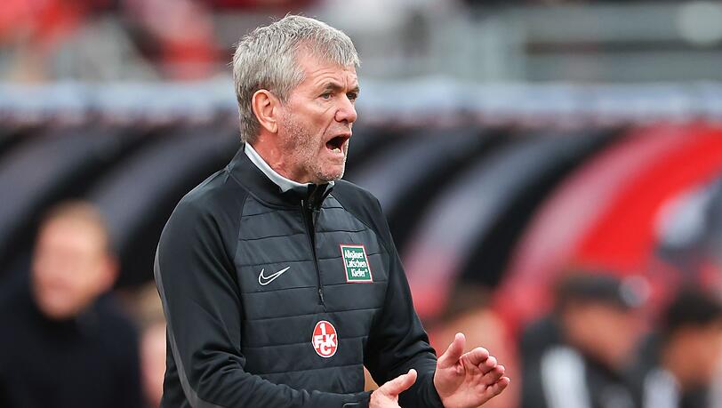 Der Trainer Friedhelm Funkel aus Kaiserslautern gestikuliert am Spielfelrand.