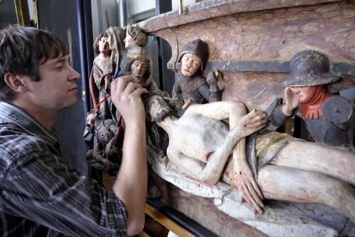 Schonend und sachgemäß: Restaurator Stefan Schuster bei der Reinigung eines alten Reliefs mit der Grablegung Christi.