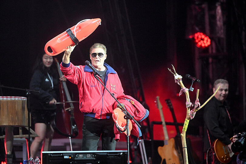 David Hasselhoff kam im "Baywatch"-Outfit.