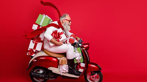 Rasend schnell ist Weihnachten da: So landen die Geschenke rechtzeitig unter dem Christbaum.