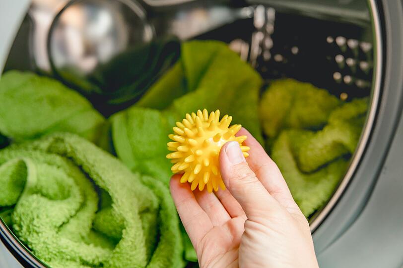Waschb&auml;lle sind eine nachhaltige Alternative zu handels&uuml;blichem Waschmittel, denn sie reinigen W&auml;sche ganz ohne Seife. Die B&auml;lle sind negativ geladen und mit kleinen Keramikkugeln aus nat&uuml;rlichen Mineralien gef&uuml;llt. Die Mineralien geben im Wasser negativ geladene Ionen ab, die schmutzl&ouml;send, basisch, antibakteriell und geruchsneutralisierend wirken.