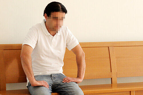 Mustafa E. sitzt nicht zum ersten Mal vor Gericht: Immer wieder prügelte er sinnlos auf andere ein. Für die S-Bahn-Attacke wurde er zu zweieinhalb Jahren Haft verurteilt &ndash; zu viel, meint er.