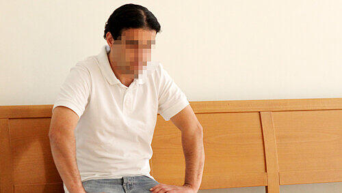 Mustafa E. sitzt nicht zum ersten Mal vor Gericht: Immer wieder prügelte er sinnlos auf andere ein. Für die S-Bahn-Attacke wurde er zu zweieinhalb Jahren Haft verurteilt – zu viel, meint er. Mustafa E. sitzt nicht zum ersten Mal vor Gericht: Immer wieder prügelte er sinnlos auf andere ein. Für die S-Bahn-Attacke wurde er zu zweieinhalb Jahren Haft verurteilt – zu viel, meint er.