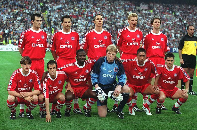 Mannschaftsfoto vor Spielbeginn. Für den FC Bayern beginnen: Kahn - Kuffour, P. Andersson, T. Linke, Sagnol, Lizarazu - Hargreaves, Effenberg, Scholl, Salihamidzic - Elber.