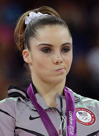 KLARSTELLUNG: Die amerikanische Geräteturnerin McKayla Maroney
äußerte sich nach dem Gewinn von Silber via Twitter zur Kritik, dass
sie ihre Konkurrentinnen Sandra Izbasa (Gold) und Maria Paseka
(Bronze) nicht umarmen wollte. &ldquo;Die Kritik ist falsch! Ich bin mit
beiden gut befreundet und stolz auf ihre Leistungen&bdquo;, rechtfertigte
sie sich im Nachhinein. 

 Hier geht's zum Tweet