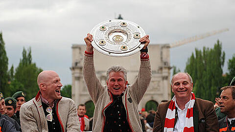 Sportdirektor Matthias Sammer (l-r), Trainer Jupp Heynckes und Präsident Uli Hoeneß fahren im Autokorso zum Marienplatz. Heynckes hält die Meisterschale.