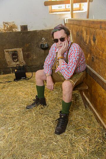Rangelei im Heu, ein satter Griff in den Hosenlatz und dann doch noch ein Busserl: Beim Fotoshooting für das Trachtenlabel "Tu Felix Austria" hat Helmut Berger wieder fur Furore gesorgt. Die Bilder vom Tirolerhof des Tiergartens in Schönbrunn