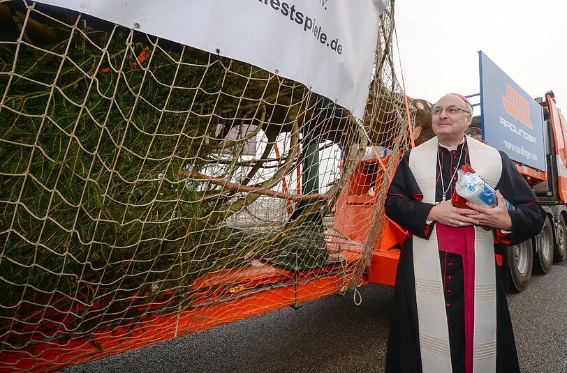 Der katholische Regensburger Bischof Rudolf Voderholzer steht in Regensburg neben dem Christbaum für den Petersplatz in Rom. Die 25 Meter hohe Fichte aus der Grenzregion zwischen dem Bayerischen Wald und dem Böhmerwald soll am Freitag in Rom aufgestellt werden.