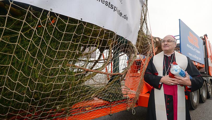 Der katholische Regensburger Bischof Rudolf Voderholzer steht in Regensburg neben dem Christbaum für den Petersplatz in Rom. Die 25 Meter hohe Fichte aus der Grenzregion zwischen dem Bayerischen Wald und dem Böhmerwald soll am Freitag in Rom aufgestellt werden. Der katholische Regensburger Bischof Rudolf Voderholzer steht in Regensburg neben dem Christbaum für den Petersplatz in Rom. Die 25 Meter hohe Fichte aus der Grenzregion zwischen dem Bayerischen Wald und dem Böhmerwald soll am Freitag in Rom aufgestellt werden.