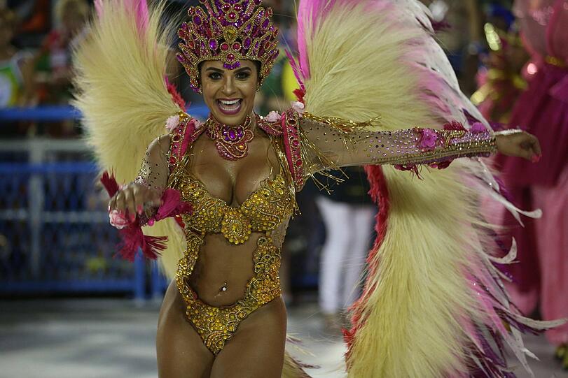 Athletische Tänzer, heiße Rhythmen und kunstvolle Kostüme - die Bilder vom Karneval aus dem Sambadrom in Rio de Janeiro.