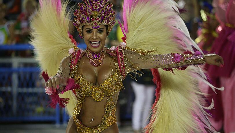 Athletische Tänzer, heiße Rhythmen und kunstvolle Kostüme - die Bilder vom Karneval aus dem Sambadrom in Rio de Janeiro. Athletische Tänzer, heiße Rhythmen und kunstvolle Kostüme - die Bilder vom Karneval aus dem Sambadrom in Rio de Janeiro.
