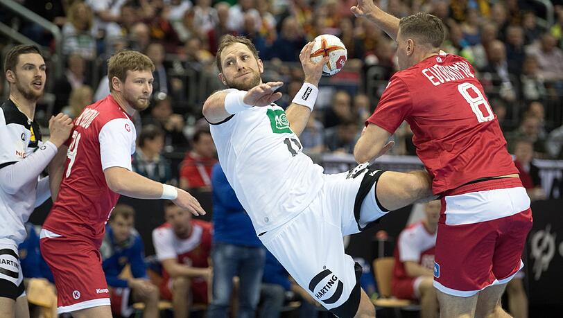 Deutschlands Steffen Weinhold setzt gegen Russlands Egor Ewdokimow (r) zum Wurf an. Deutschlands Steffen Weinhold setzt gegen Russlands Egor Ewdokimow (r) zum Wurf an.