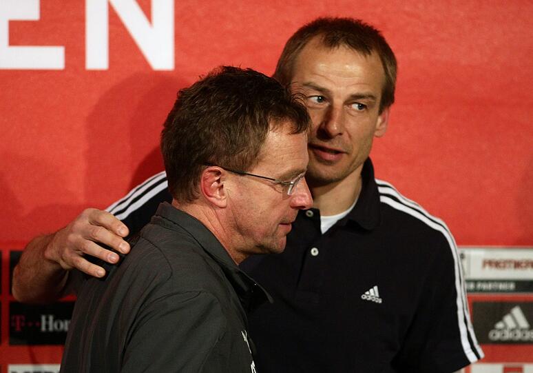 1899-Coach Rangnick gratuliert Bayerns Klinsmann.