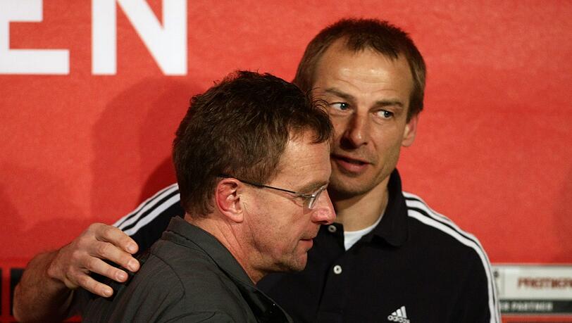 1899-Coach Rangnick gratuliert Bayerns Klinsmann. 1899-Coach Rangnick gratuliert Bayerns Klinsmann.