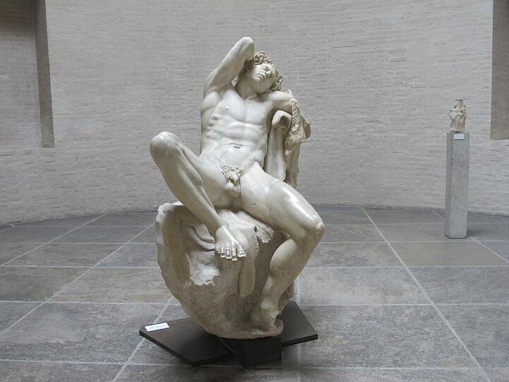 Der Barberinische Faun in der Glyptothek München kommt in dem Krimi "Giftgrün" vor.
