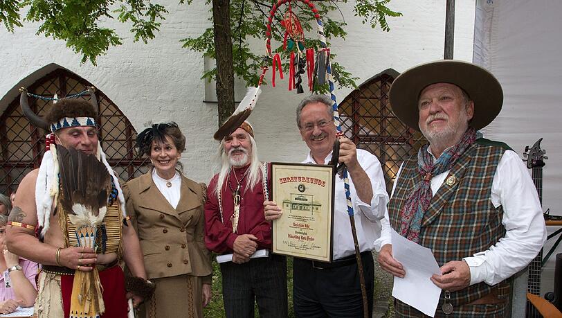 Auch OB Christian Ude (mit Urkunde) war schon bei der Indianer- und Cowboy-Ausstellung. Auch OB Christian Ude (mit Urkunde) war schon bei der Indianer- und Cowboy-Ausstellung.