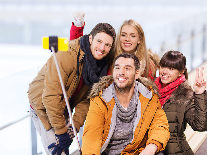 Gerade kein Passant in der Nähe? Selfie-Stangen leisten Abhilfe