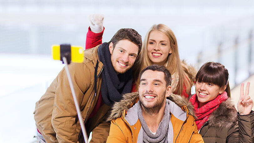 Gerade kein Passant in der Nähe? Selfie-Stangen leisten Abhilfe Gerade kein Passant in der Nähe? Selfie-Stangen leisten Abhilfe