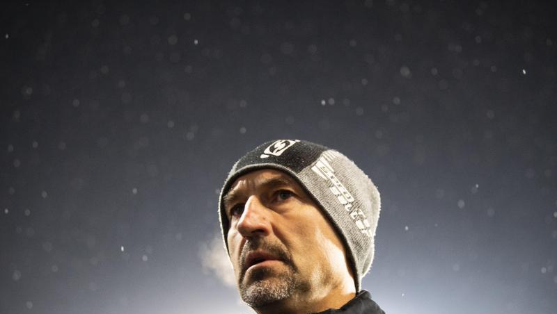 Regensburgs Trainer Achim Beierlorzer vor Spielbeginn im Stadion. Foto: Robert Michael Regensburgs Trainer Achim Beierlorzer vor Spielbeginn im Stadion. Foto: Robert Michael