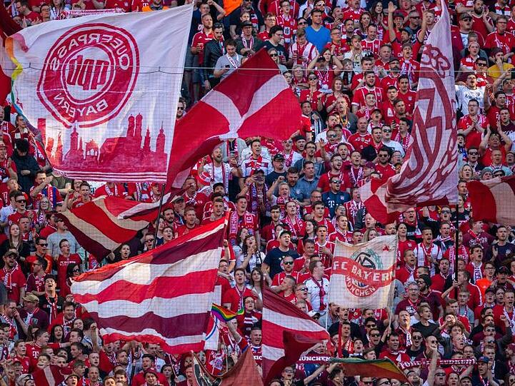 Die Fans vom FC Bayern München schwingen Fahnen. Foto: Rachel Boßmeyer/Archiv