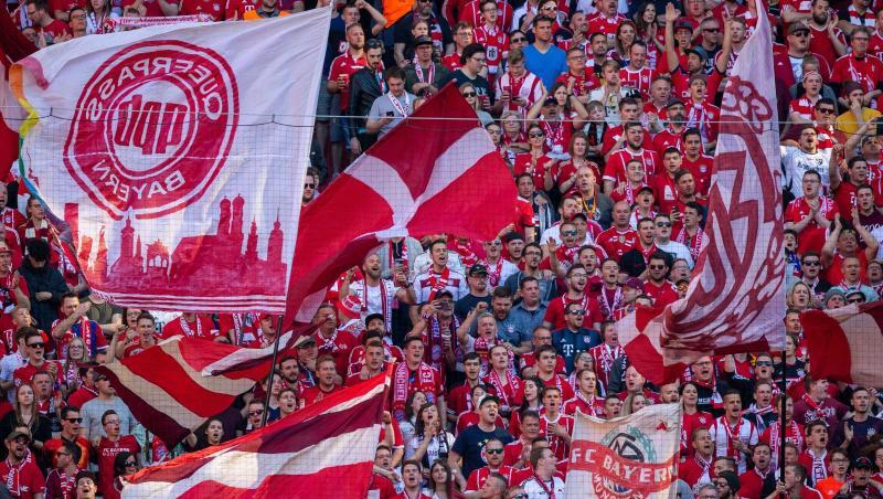 Die Fans vom FC Bayern München schwingen Fahnen. Foto: Rachel Boßmeyer/Archiv Die Fans vom FC Bayern München schwingen Fahnen. Foto: Rachel Boßmeyer/Archiv