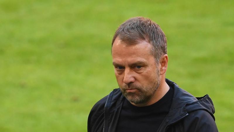 Münchens Trainer Hansi Flick geht nach dem Spiel vom Platz.