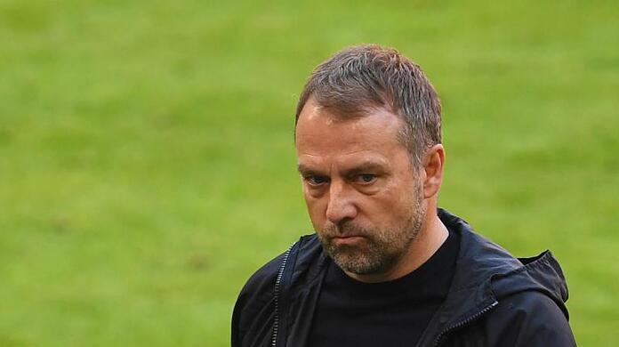 Münchens Trainer Hansi Flick geht nach dem Spiel vom Platz.