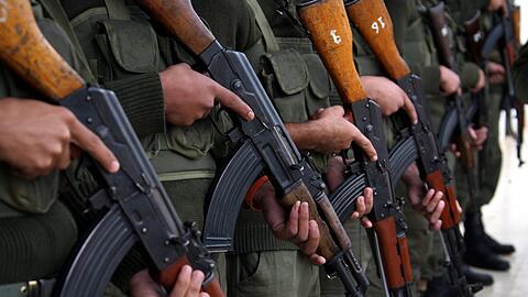 Kalaschnikow Sturmgewehre vom Typ AK 47.