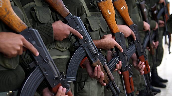 Kalaschnikow Sturmgewehre vom Typ AK 47.
