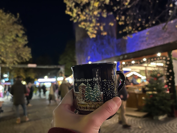 Fünf Euro kostet eine Tasse Kirschglühwein. Fünf Euro kostet eine Tasse Kirschglühwein.