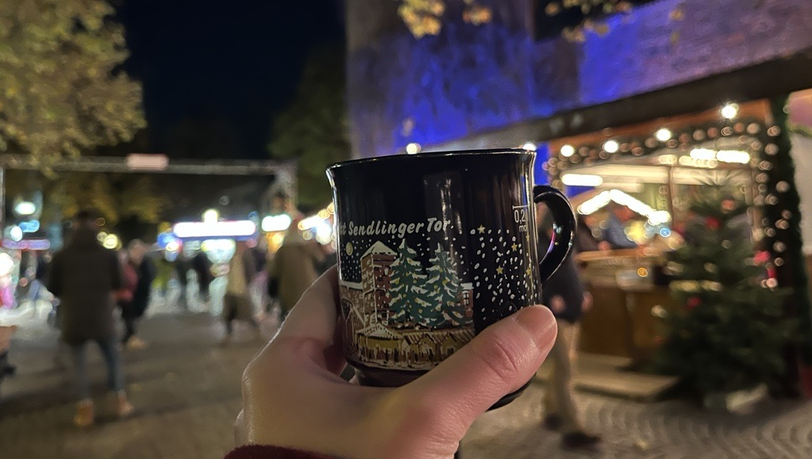 Fünf Euro kostet eine Tasse Kirschglühwein. Fünf Euro kostet eine Tasse Kirschglühwein.