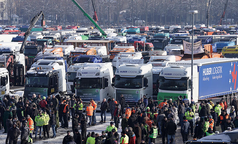 Über 1.600 LKW-Fahrer beteiligen sich an einer Protestkundgebung von Transport- und Spediteursverbänden  auf der Theresienwiese.