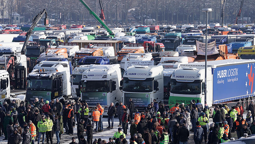 Über 1.600 LKW-Fahrer beteiligen sich an einer Protestkundgebung von Transport- und Spediteursverbänden  auf der Theresienwiese.