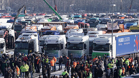 Über 1.600 LKW-Fahrer beteiligen sich an einer Protestkundgebung von Transport- und Spediteursverbänden  auf der Theresienwiese.