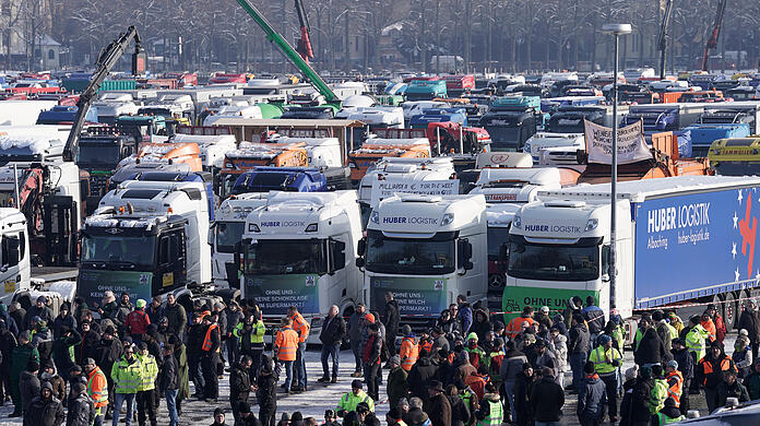 Über 1.600 LKW-Fahrer beteiligen sich an einer Protestkundgebung von Transport- und Spediteursverbänden  auf der Theresienwiese.