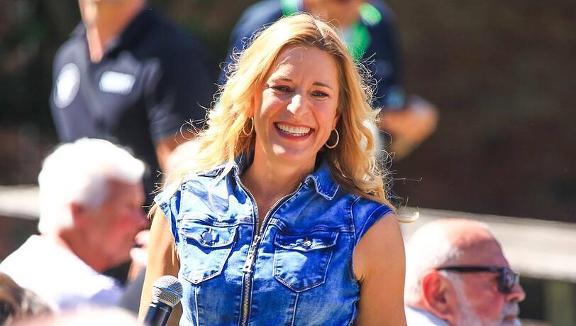 Ihre langen blonden Haare und ihr strahlendes Lachen sind ihre Markenzeichen: Stefanie Hertel ist auf der B&uuml;hne ein echter Sonnenschein.