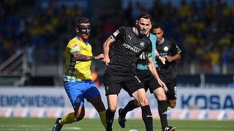 Laufduell zwischen Fürths Branimir Hrgota (r) und dem Braunschweiger Robin Krauße.