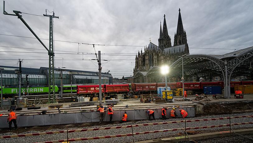 Zehn Tage lang sind Arbeiter nun an der Strecke rund um den Kölner Hauptbahnhof beschäftigt. Unter anderem werden Weichen und Oberleitungen erneuert.