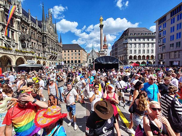 Der CSD in München im vergangenen Jahr. Auch heuer werden zahlreiche Besucher und Teilnehmer erwartet. Der CSD in München im vergangenen Jahr. Auch heuer werden zahlreiche Besucher und Teilnehmer erwartet.