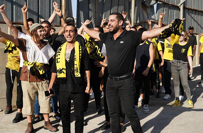 Beim Ausw&auml;rtsspiel wird ihnen der Zugang zum Stadion verweigert: Yaakov (Ilay Elmakys, vorne links), Liran (David Shaul) und Anf&uuml;hrer Ovad (Sean Softi, rechts) haben dennoch gute Laune.