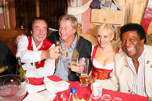 Am Stammtisch mit Roberto Blanco und Luzandra in Roland Kufflers Weinzelt.