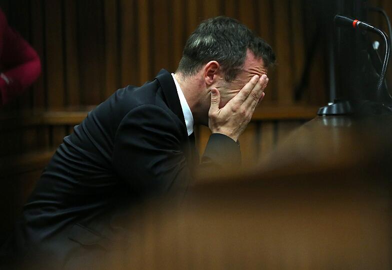 Oscar Pistorius sagt zum ersten Mal aus - unter Tränen. Die Bilder vom Gerichtssaal...