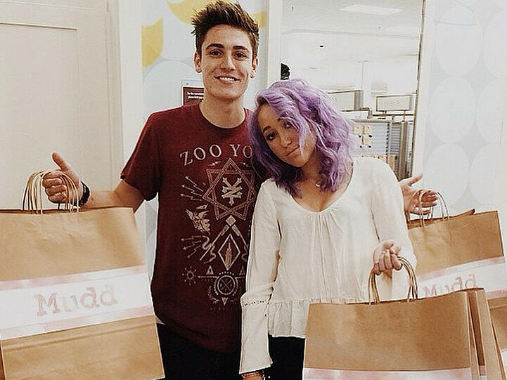 Glücklich mit dem neuen Look? Noah Cyrus mit lilafarbenen Haaren